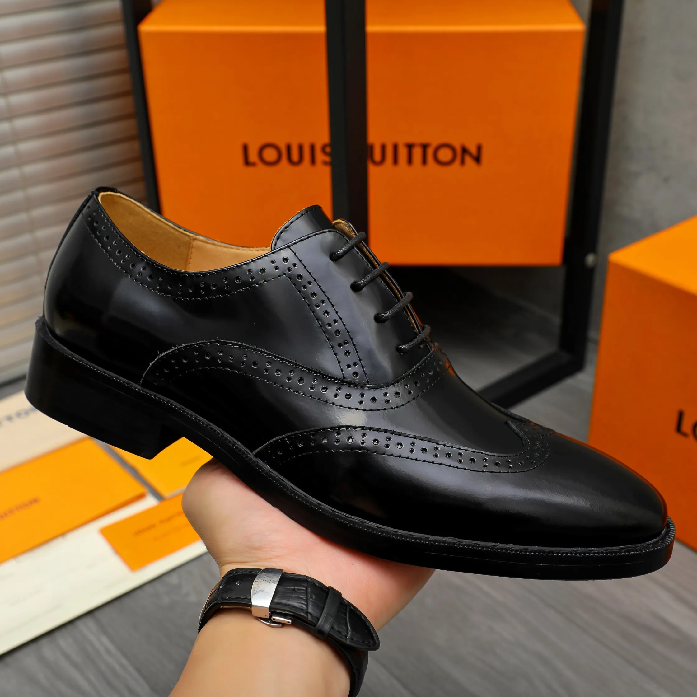 Men's shoes 💰500 Product trademark: LV "Louis Vuitton" business formal leather shoes Regular size: 39-45 (.45 customization is non-returnable) Product materials: Selected pearlescent cowhide upper, cowhide lining, original rubber outsole